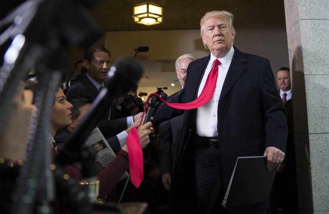 Quelqu'un s'est amusé à rallonger toutes les cravates de Trump sur les photos officielles 10