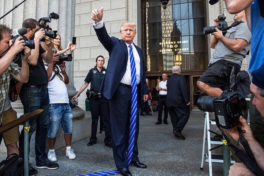 Quelqu'un s'est amusé à rallonger toutes les cravates de Trump sur les photos officielles 3