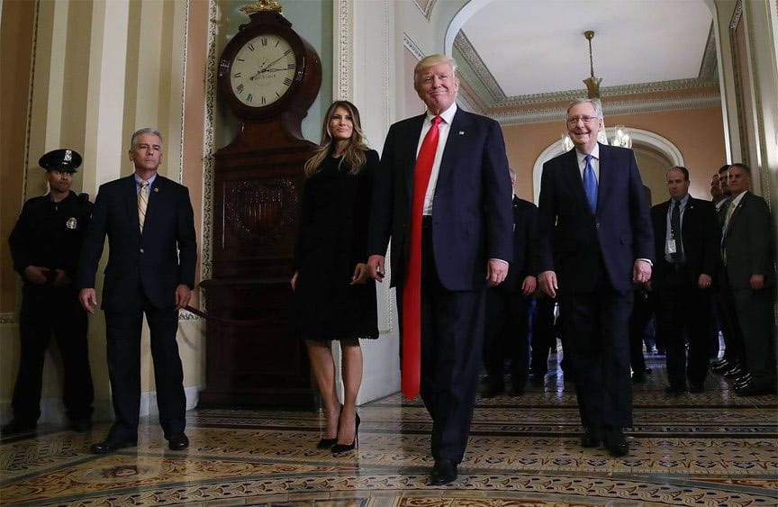 Quelqu'un s'est amusé à rallonger toutes les cravates de Trump sur les photos officielles 6