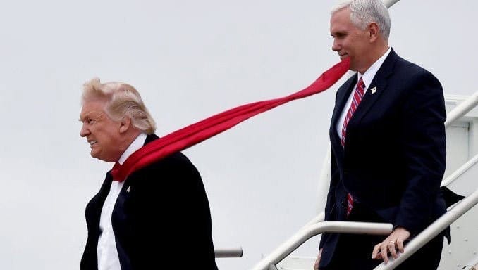 Quelqu'un s'est amusé à rallonger toutes les cravates de Trump sur les photos officielles 8