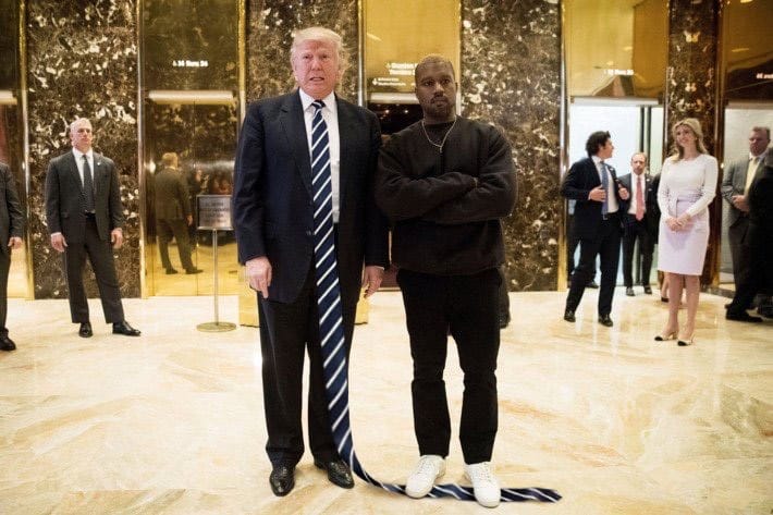 Quelqu'un s'est amusé à rallonger toutes les cravates de Trump sur les photos officielles 2