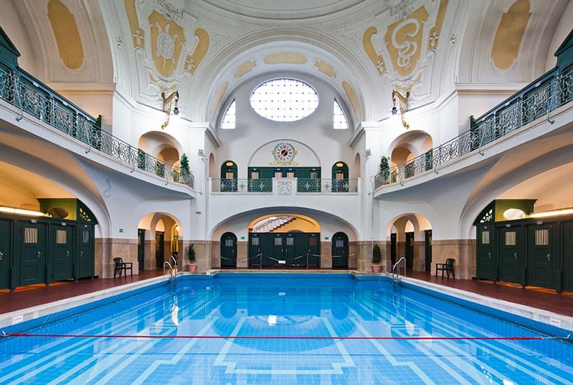 superbe piscine style ancien luxe