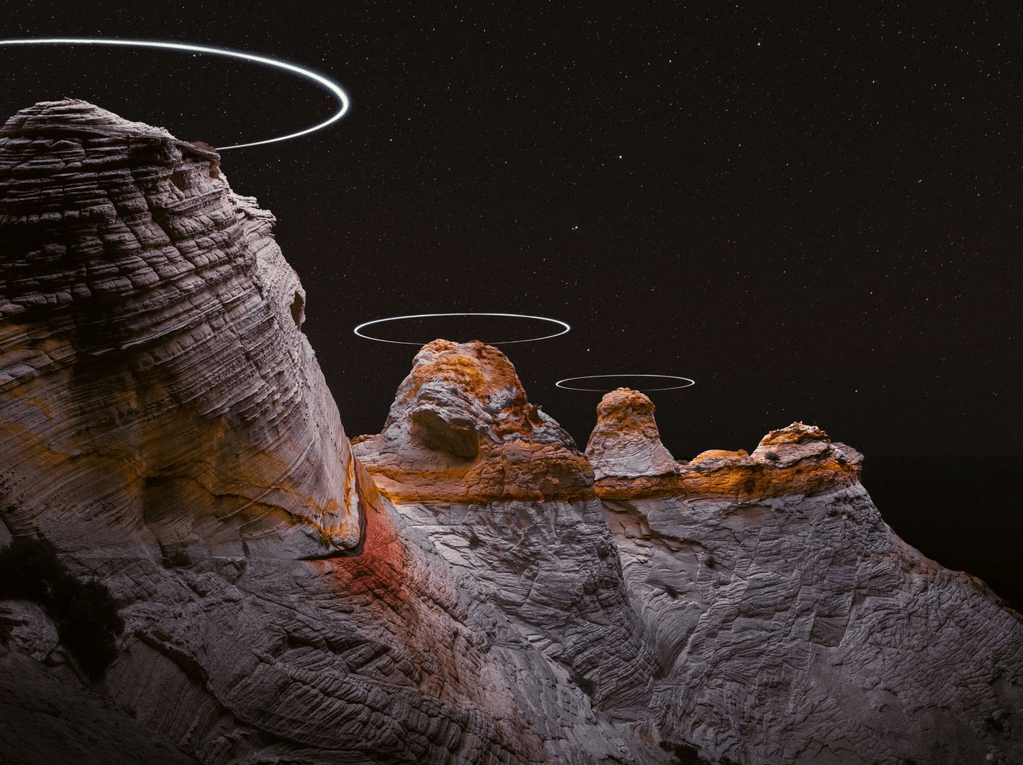 montagne illuminée par drone