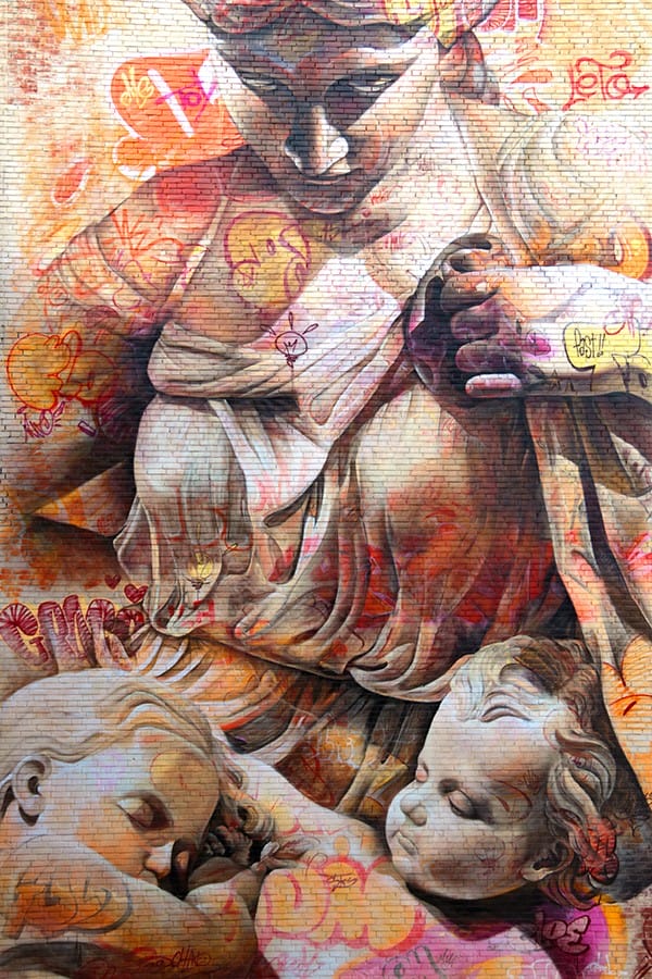 Les fresques murales de Pichi & Avo statue de femme avec deux enfants