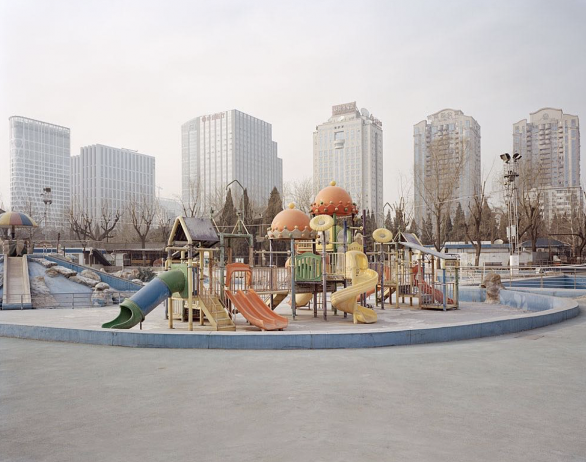 aire de jeu à Pékin issu de la série chinese fun du photographe Stefano Cerio