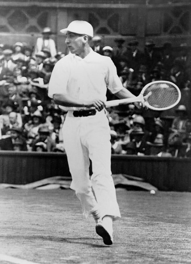 Le tennisman français Jean René Lacoste jouant au tennis avec un polo blanc en 1927