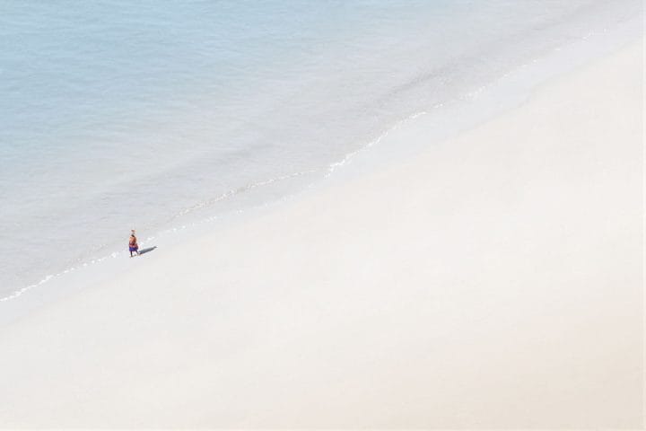 cliché d'un promeneur au bord de la mer par Felipe Bedoya