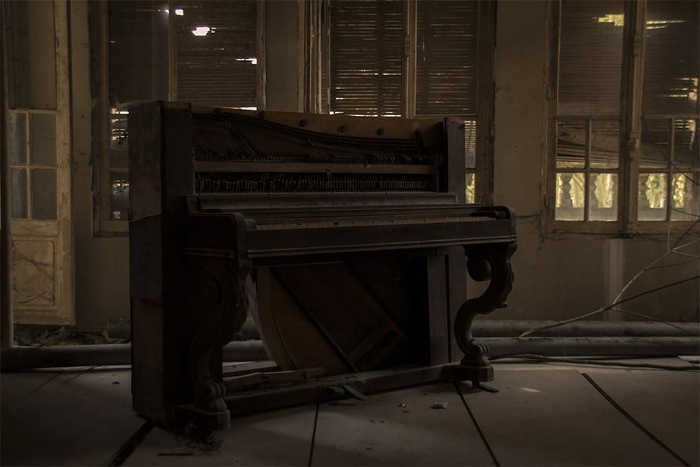 un piano d'époque abandonné 