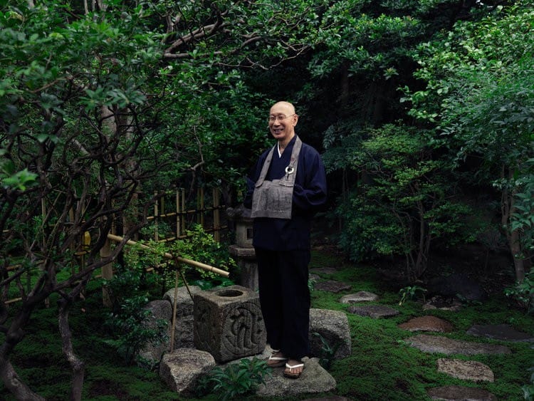 Portrait Masuno Shunmyo, un jardinier et paysagiste japonais, photographié par Roman Jehanno