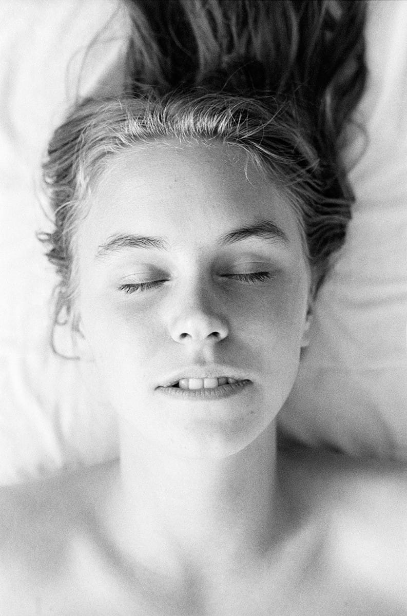 Jenny Rova portrait en noir et blanc les yeux fermés
