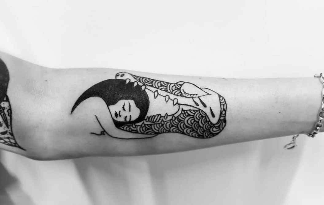 tatouage par Jeanne.lmb d'une femme et d'un crocodile