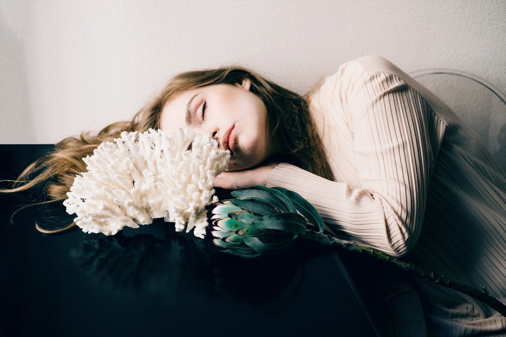Photographie réalisée par Polina Washington illustrant une jeune femme endormie