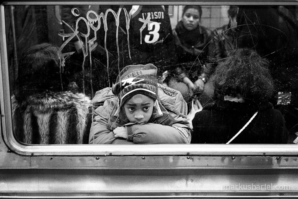Markus Hartel enfant qui boude dans le métro