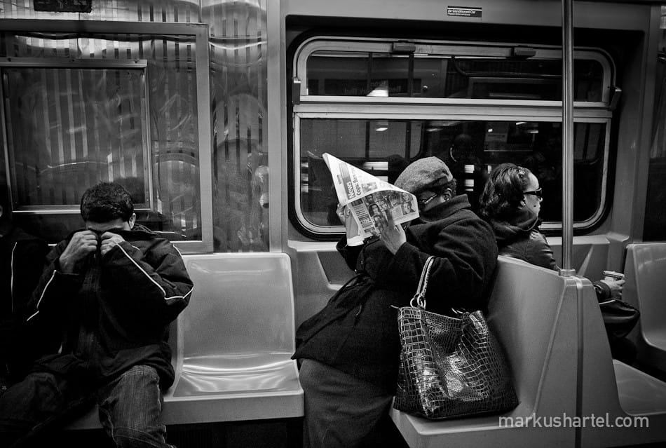 homme en pleine lecture dans le metro