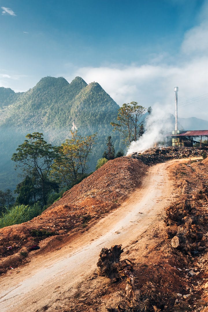 Voici une des impressionnantes photographies de Lukas Furlan :
Vue sur un chemin qui arrive vers une maison, sur la gauche se trouve des montagnes.