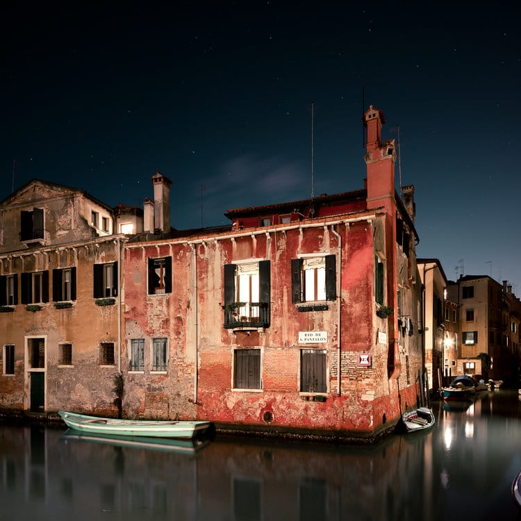 Venise et ses maisons de briques rouges entourée de ses canaux calmes. par Thibaud Poirier