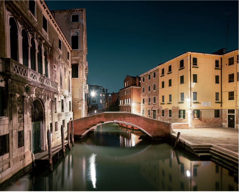 Venise, ses ponts, ses canaux, et ses demeures en brique et en stuc. photo issue de la série Sleeping Venice