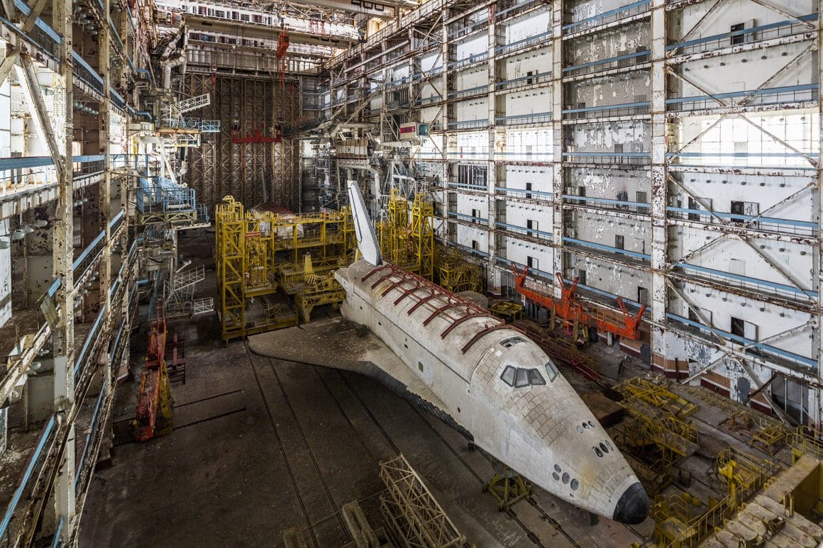 Baïkonour, Immense fusée à l'horizontal dans un hangar