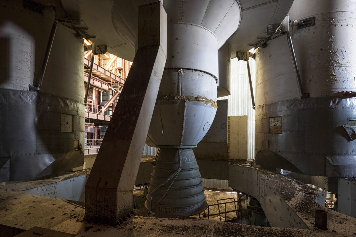 Baïkonour, Gros plan sur les réacteurs d'une fusée dans un hangar. 