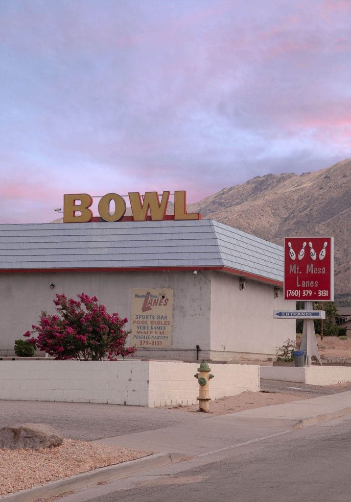 Arch Mcleish, Un bowling américain dans un paysage  désertique. 
