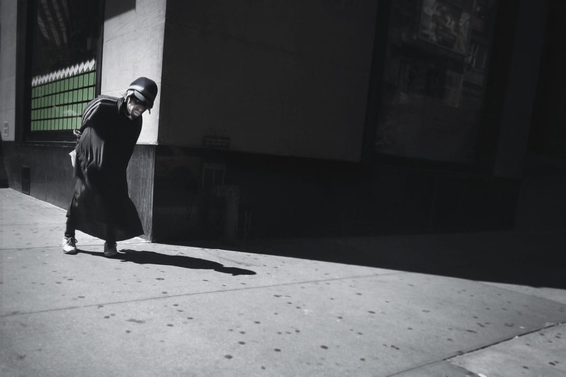 Kristoffer Axén, un personnage portant un casque qui erre dans une rue. 