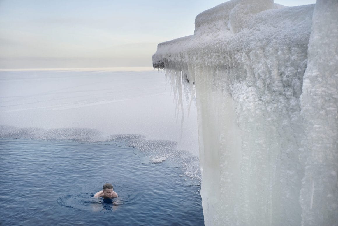 Markku Lahdesmaki, homme se baignant seul dans un lac glacé. 
