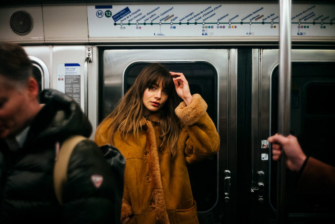 André Josselin, une jeune femme dans le métro parisien. 