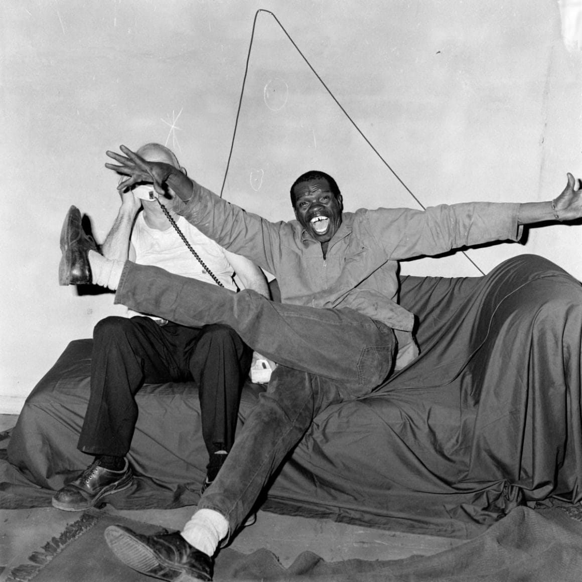 deux hommes sur un canapé immortalisés par le photographe Roger Ballen
