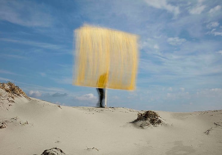 Yoshiki Hase, un objet jaune sur une plage devant un humain. 