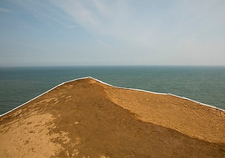 Yoshiki Hase, un paysage tripartite avec de la terre, un pourtour blanc et la mer. 