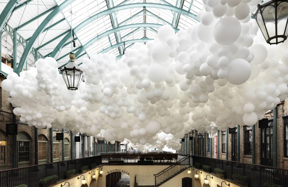 Installation de ballons sous une nef à Covent Garden par Charles Pétillon. 