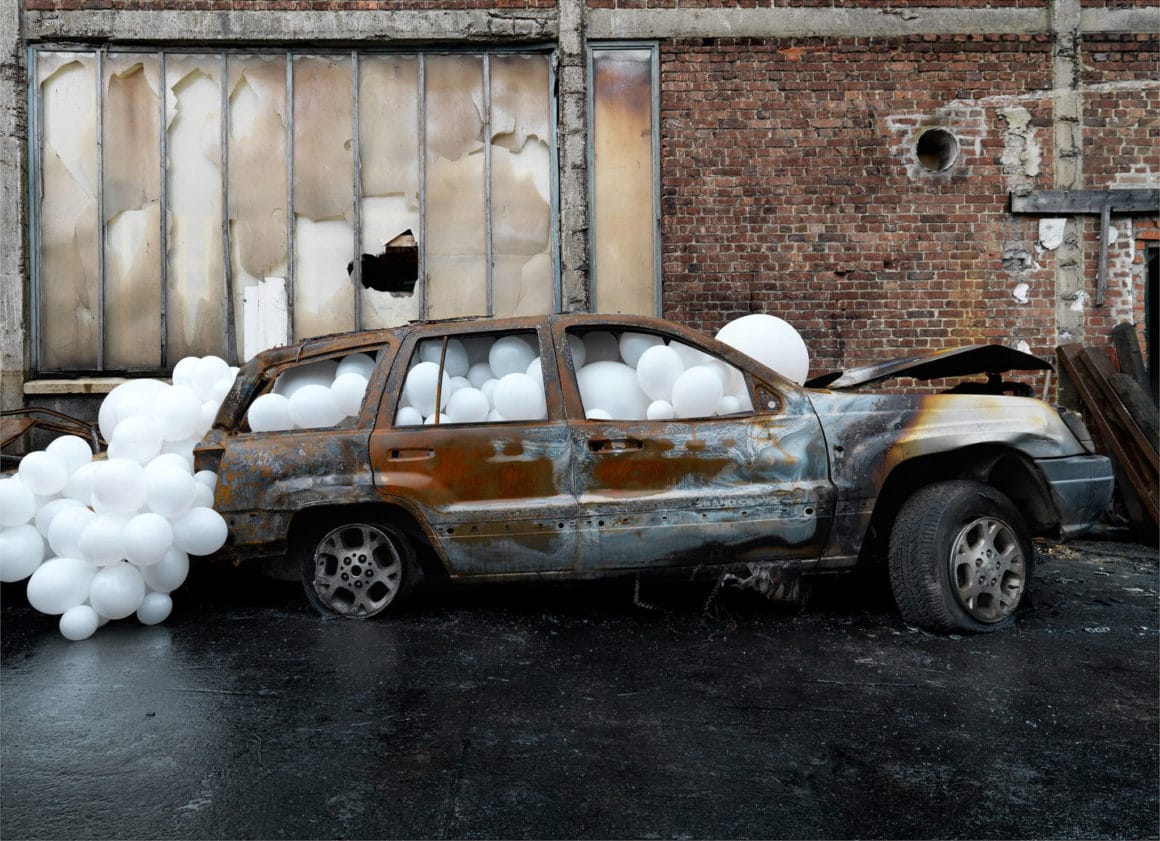 Ballons remplissants une carcasse de voiture. 