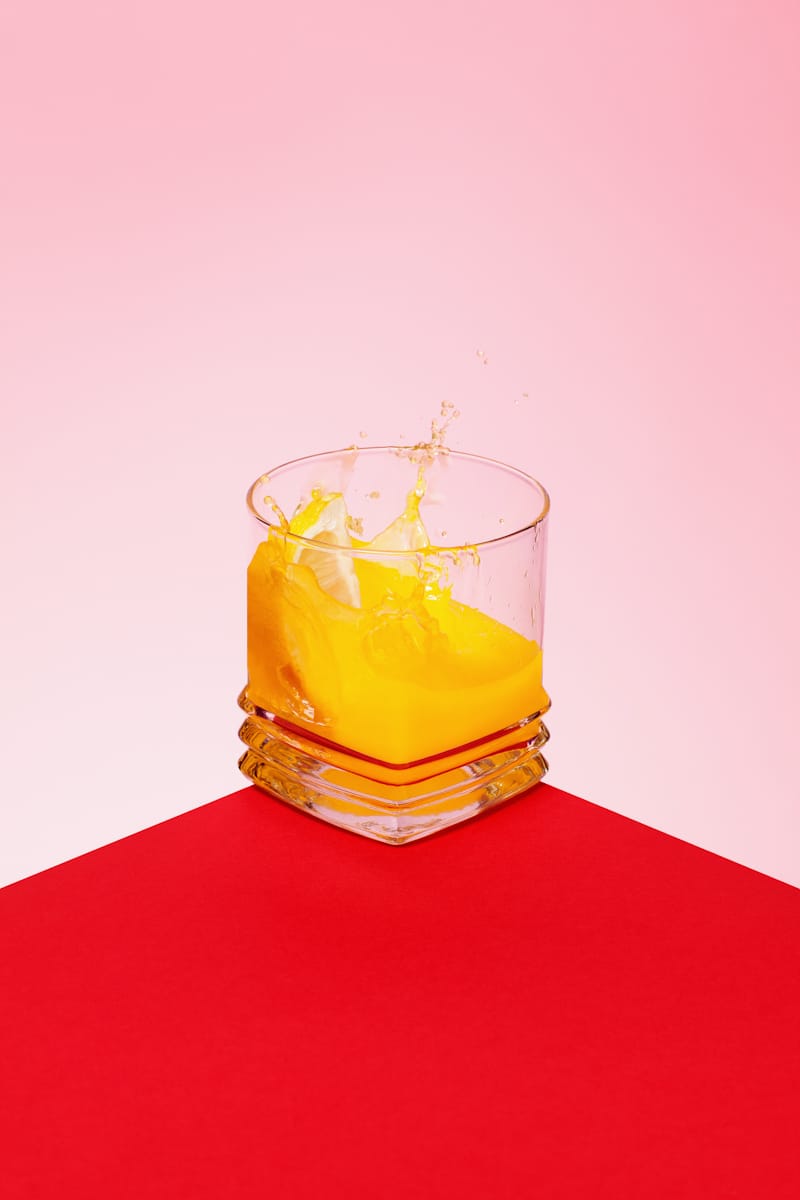 Un citron jeté dans un verre de jus d'orange. 