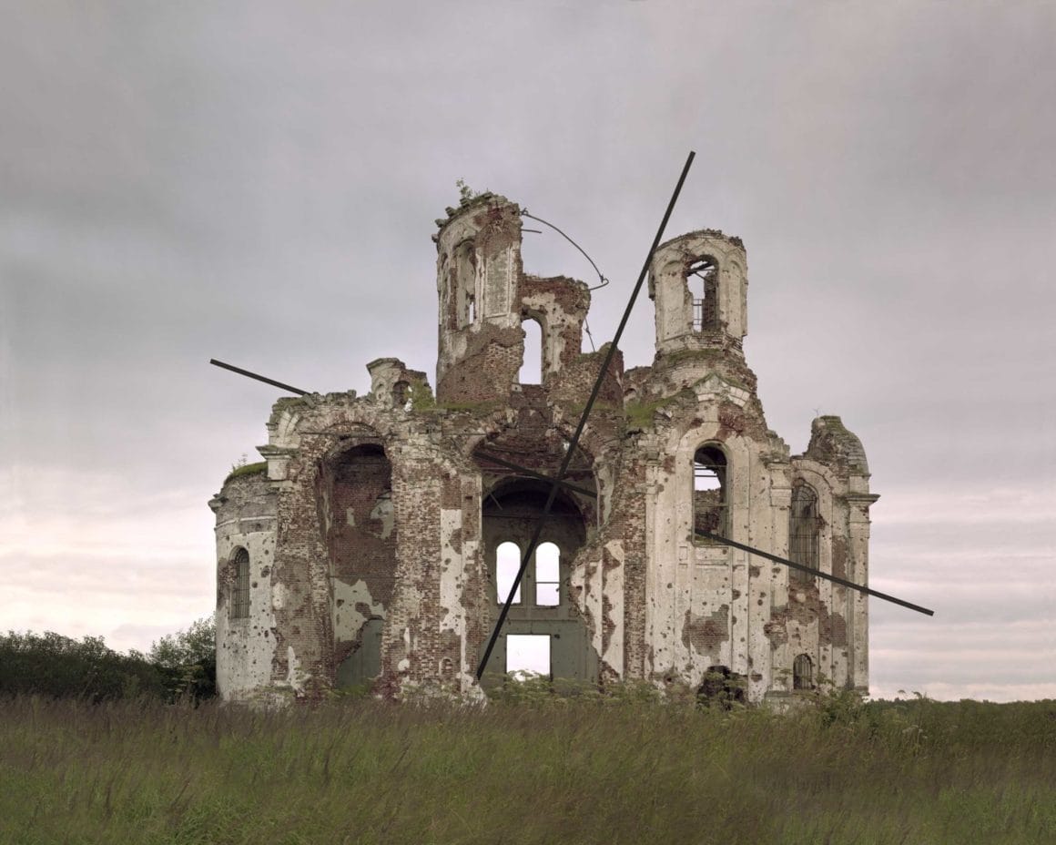 instation moderne dans des ruines d'une ancienne église 