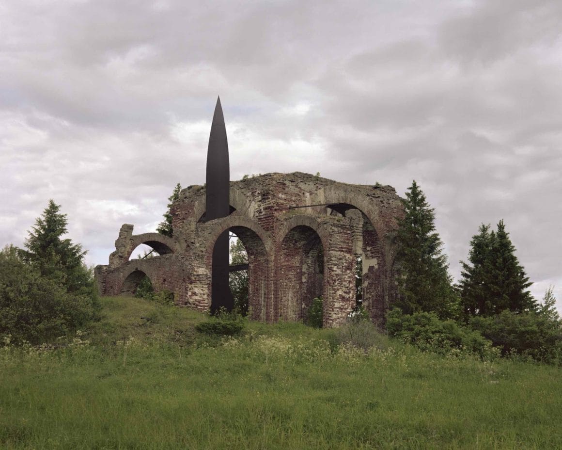 ancienne ruine et installation moderne  Mystic Monuments