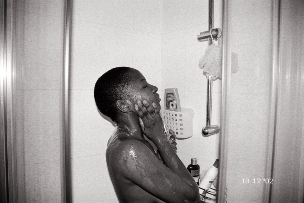 reine louve, photo noir/blanc, femme sous la douche
