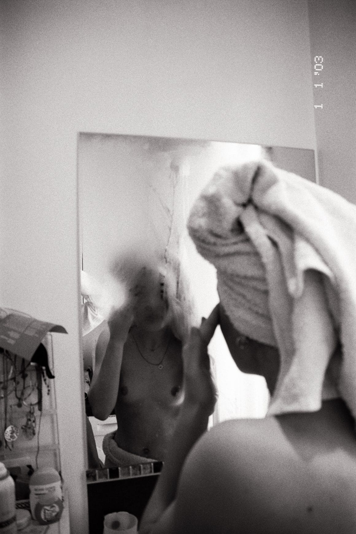 Reine louve, photo noir/blanc, femme qui se regarde dans un miroir de salle de bain