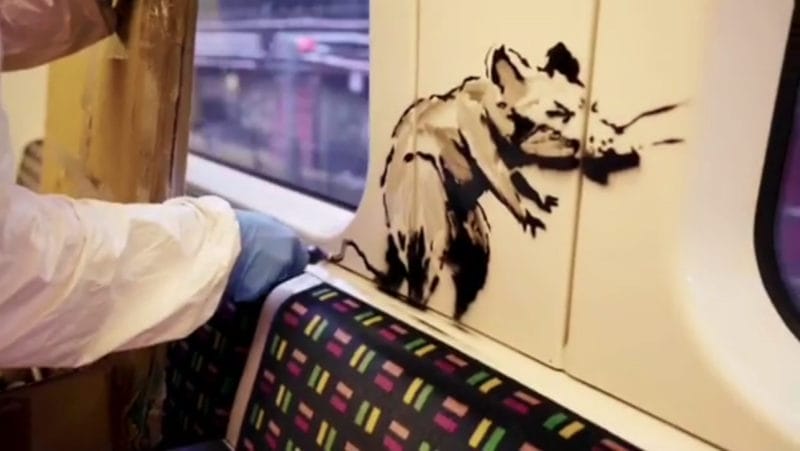 Banksy peint queue rat dans métro