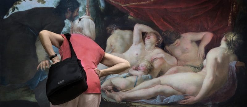 Museal Michel Gantner femme regarde peinture avec femmes nues 