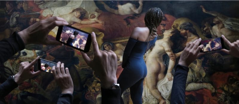 Museal Michel Gantner smartphone femme pose devant tableau