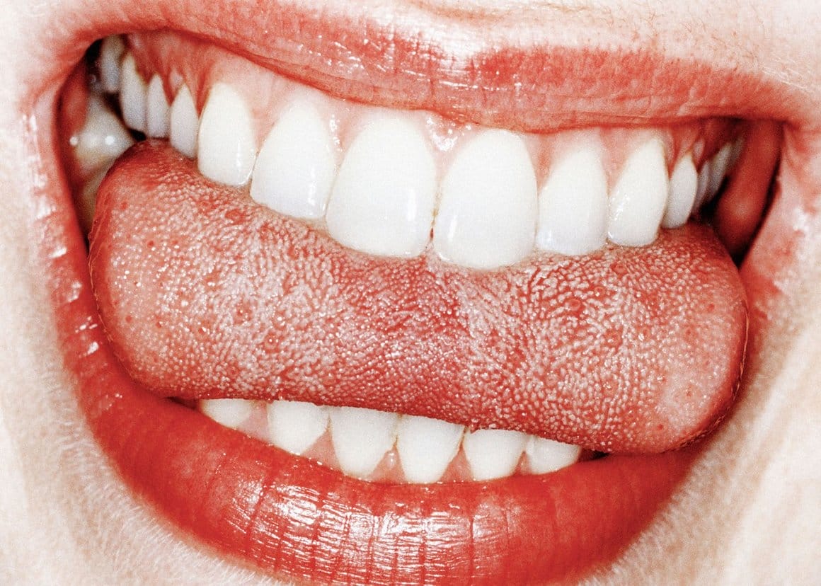 bouge gros plan langues dents blanches rouge à lèvres femme Peter Kaaden