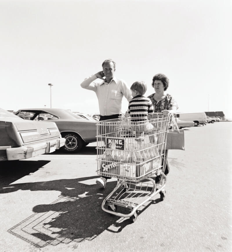 famille course parking centre commercial bébé caddie homme main femme sac photo Robert Adams 