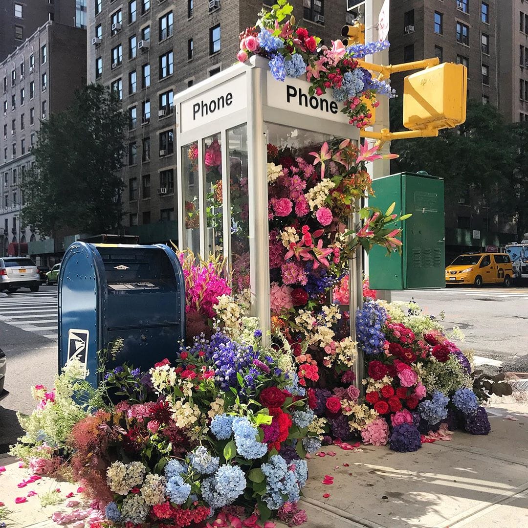 cabine téléphonique Lewis Miller fleurs colorées bouquet new york