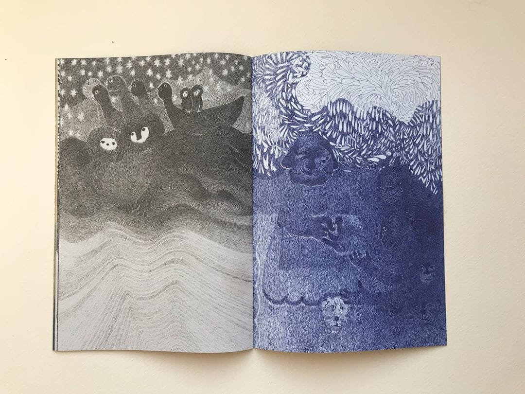 livre deux pages noir et blanc et bleu nuances vagues dessins 