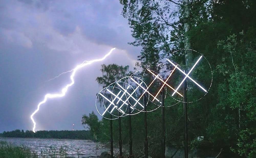 croix lumière néons éclair orage forêt lac row tundra 