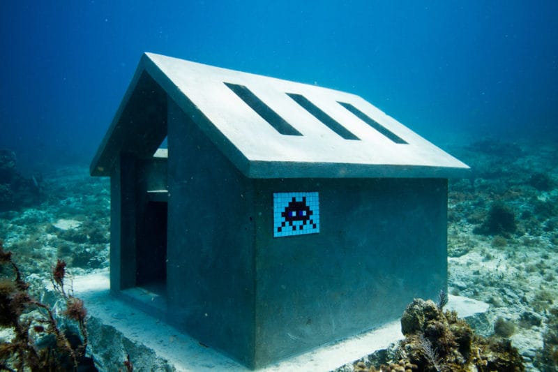maison sous eau sous marine space invader crabe noir mosaïque bleu ciel 