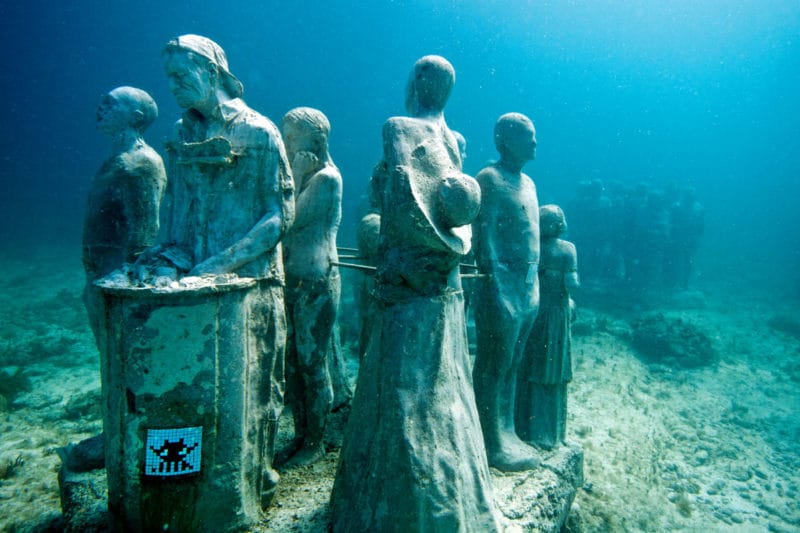 statues eau Canjùn hommes femmes eau pixels mosaïque bleu 