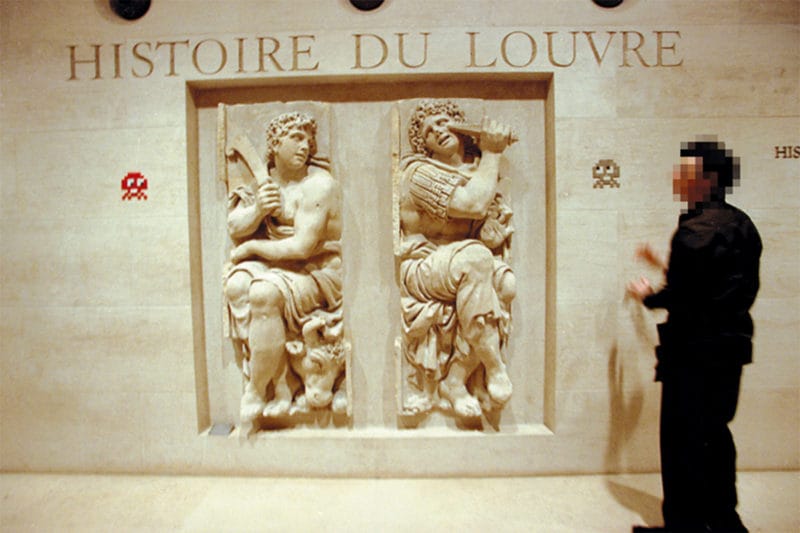 statues histoire du Louvre méduse rouge méduse beige 