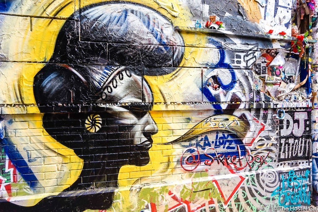 street art femme africaine boucle oreille jaune aura jaune or coiffure 
