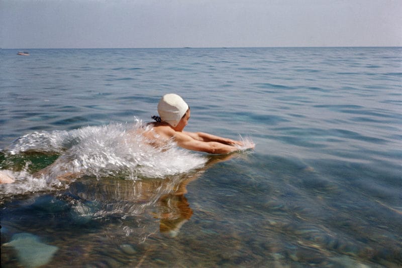 femme plonge dans la mer eau éclaboussures 